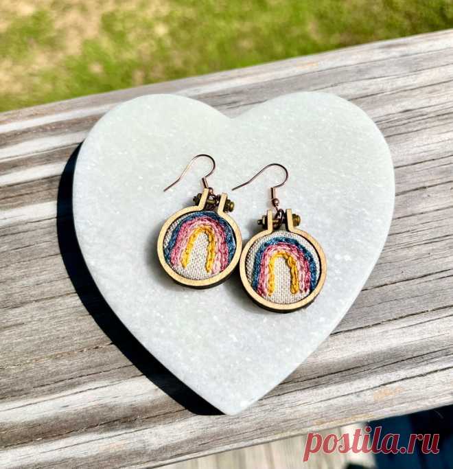 Pendientes bordados a mano / Mini aro de bordado / Moderno diseño floral pequeño / Arcoíris / Girasol / Hongo / Hipoalergénico / Regalo para ella - Etsy España