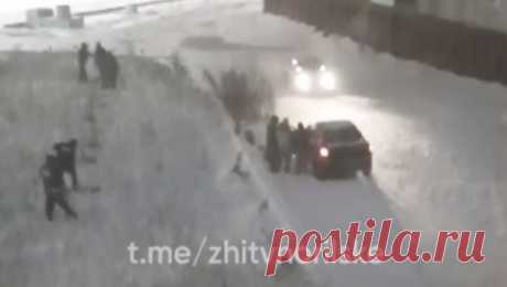 Норильские коммунальщики высадили кустарник в снег. В Красноярском крае подрядчик, занимающийся озеленением, решил высадить деревья и кустарники прямо в снег. Об этом сообщается в Telegram-канале &quot;Норильск.События&quot;. Высаживать кустарник коммунальщики принялись в ночь на 29 ...