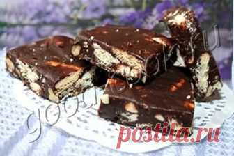 шоколадный ирис с орехами и печеньем (