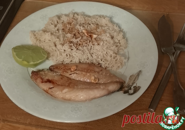 Скумбрия с рисом по-тайски. Это блюдо иногда ласково называют "кошачьей едой", но это отнюдь не умаляет его значения, как наследия тайской кухни, которое объединяет поколения и сообщества. Скумбрию с рисом по-тайски обычно подают на Новый Год. Почему бы вам не повторить эту традицию?! Это простое, но очень вкусное блюдо займет достойное место на вашем новогоднем столе.