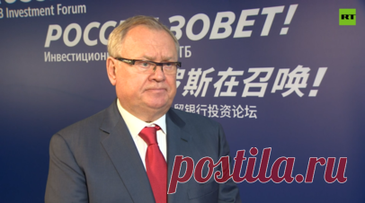 «В целом справляется»: глава ВТБ Костин — об экономике, ключевой ставке и курсе рубля. Российским властям удалось обеспечить мягкую посадку экономики, добившись устойчивого снижения инфляции и не допустив рецессии. Об этом в интервью RT на полях XVI инвестиционного форума ВТБ «Россия зовёт!» рассказал председатель правления банка Андрей Костин. По его словам, безработица остаётся рекордно низкой, реальные доходы людей растут, а кризисных явлений не наблюдается. Тем не менее определённые…