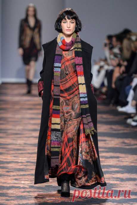 Неделя моды в Милане: Etro. Осень-зима, 2016/17 О своей новой коллекции Вероника Этро сказала, что она предназначается девушке, живущей в уютных интерьерах, но постоянно смотрит в окно, чтобы знать, что происходит на улице. Создавая эти образы, осо…