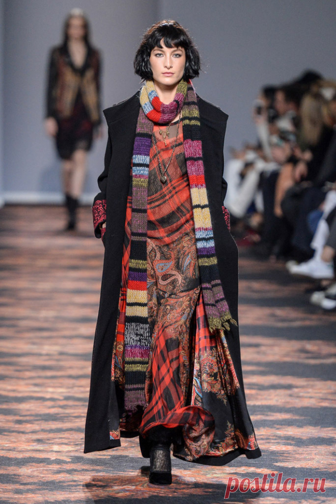 Неделя моды в Милане: Etro. Осень-зима, 2016/17 О своей новой коллекции Вероника Этро сказала, что она предназначается девушке, живущей в уютных интерьерах, но постоянно смотрит в окно, чтобы знать, что происходит на улице. Создавая эти образы, осо…