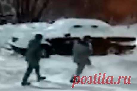 Убийцы пятилетней девочки в Костроме изначально хотели похитить мальчика. Задержанные за убийство пятилетней девочки в Костроме Денис Герасимов и Вадим Беляков изначально хотели похитить маленького мальчика, но не смогли найти подходящую жертву. Герасимов хотел «подарить» похищенного мальчика Белякову «для сексуальных утех». Мужчины неделю искали подходящего ребенка.