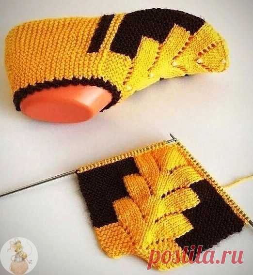 Пост на стене Тапочки💛🖤💛🖤💛Нитью желтого цвета набрать 11 петель.1ряд: 5лиц; 1изн; 5лиц.2ряд: 5лиц; нак; 1лиц; нак; 5лиц.3ряд: 5лиц; 3изн; 5лиц.4ряд: 5лиц; нак; 3лиц; нак; 5лиц.5ряд: нечётные ряды вяжем по рисунку, платочные-платочными, накиды изнаночными.6ряд: вяжем до тех пор, пока на спице не будет 22 петли (5+11середина+5).Теперь подключаем в работу зеленую нить (два клубочка, один с одной стороны и второй с другой), нитки двух ц...