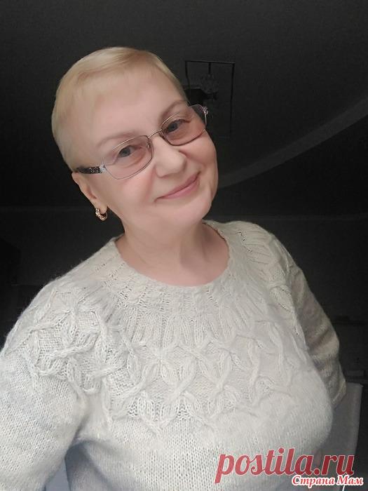 . Джемпер с круглой кокеткой из аранов, спицами по МК светланы Заец Довязала джемпер. Мучила я его долго. Меняла составы пряжи, вязала образцы и даже первый вариант, выдуманный из головы, вывязала почти полностью, до горловины, т.к. вязала снизу вверх регланом.