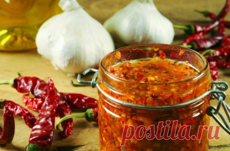 10 острых соусов на любой вкус
Хрен и горчица — это скучно. Остро-сладкий соус с абрикосами, сацебели из сухой аджики, классический чили и ещё семь по-настоящему жгучих вариантов сделают даже самое простое блюдо ярким и необычным.

1. Классический соус чили