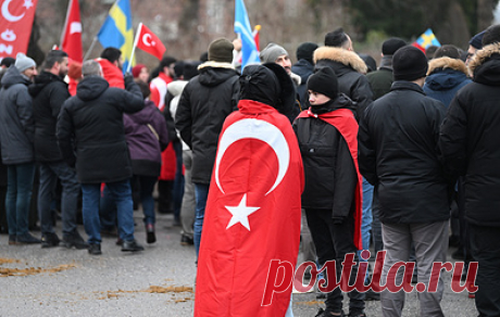 Протесты идут, Турция торгуется: почему Швецию и Финляндию не пускают в НАТО. Подвешивание куклы, напоминающей президента Турции, сожжение Корана — так в Швеции реагируют на затянувшиеся из-за Анкары переговоры по вступлению Швеции и Финляндии в НАТО. Но Турция непреклонна в своем стремлении выйти из этой сделки с наибольшей выгодой для себя. Как эта ситуация сказывается на репутации США и каковы перспективы расширения НАТО — в материале ТАСС
