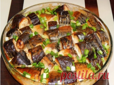 Скумбрия в горчичном соусе 
 
скумбрия - 2 рыбки; 
репчатый лук - 1 шт.; 
майонез - 2 ст. л.; 
соевый соус - 3 ст. л.; 
горчица - 2 ст. л.; 
зелень для подачи. 
 
Скумбрию очистить от внутренностей, хорошенько вымыть и нарезать на порционные кусочки. 
 
Очищенный репчатый лук нарезать полукольцами. 
 
Для приготовления соуса смешать майонез, соевый соус и горчицу (соль добавлять не надо), масса должно получиться однородной. 
 
К скумбрии добавить лук, приготовленный горчичный соус, хорошо пере