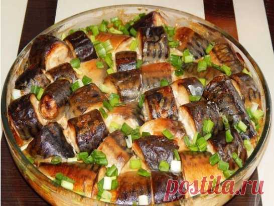 Скумбрия в горчичном соусе 
 
скумбрия - 2 рыбки; 
репчатый лук - 1 шт.; 
майонез - 2 ст. л.; 
соевый соус - 3 ст. л.; 
горчица - 2 ст. л.; 
зелень для подачи. 
 
Скумбрию очистить от внутренностей, хорошенько вымыть и нарезать на порционные кусочки. 
 
Очищенный репчатый лук нарезать полукольцами. 
 
Для приготовления соуса смешать майонез, соевый соус и горчицу (соль добавлять не надо), масса должно получиться однородной. 
 
К скумбрии добавить лук, приготовленный горчичный соус, хорошо пере