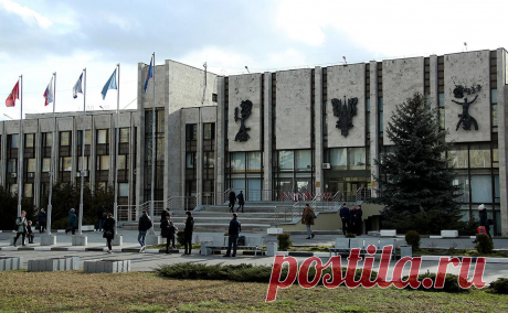Дуда объяснил отказ назначать послов тем, что кандидаты окончили МГИМО. Конфликт вокруг назначения послов продолжается с марта, когда новый глава МИД Польши объявил об отзыве кандидатур, предложенных прошлым правительством. Дуда объяснил запрет новых назначений тем, что дипломаты учились в МГИМО