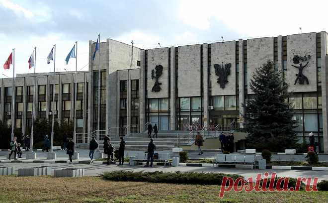 Дуда объяснил отказ назначать послов тем, что кандидаты окончили МГИМО. Конфликт вокруг назначения послов продолжается с марта, когда новый глава МИД Польши объявил об отзыве кандидатур, предложенных прошлым правительством. Дуда объяснил запрет новых назначений тем, что дипломаты учились в МГИМО