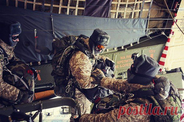 Российские десантники во время десантирования на дрейфующую льдину в Арктике. 8 апреля 2015 г. / История цивилизаций!