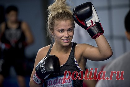 Секс-символ MMA снялась топлес в ванной. Американская девушка — боец смешанного стиля (MMA) Пейдж Ванзант снялась топлес в ванной. На размещенном кадре 29-летняя спортсменка позировала, сидя на краю ванной в белых стрингах и с полотенцем на голове. При этом она частично прикрыла рукой голую грудь, которую было видно в стоявшее перед ней зеркало.