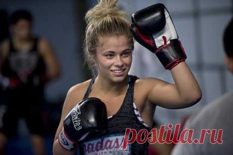 Секс-символ MMA снялась топлес в ванной. Американская девушка — боец смешанного стиля (MMA) Пейдж Ванзант снялась топлес в ванной. На размещенном кадре 29-летняя спортсменка позировала, сидя на краю ванной в белых стрингах и с полотенцем на голове. При этом она частично прикрыла рукой голую грудь, которую было видно в стоявшее перед ней зеркало.