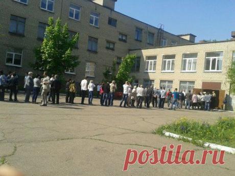 Светлана )

Такая очередь возле избирательного участка ОШ №147 в 9-30. Я сегодня увидела, насколько сильны в своем патриотизме жители Донбасса. На всех избирательных участках очереди, стариков с палочками пропускают в первую очередь. Вынесли кресла из актового зала школы. Половина моего подъезда – волонтеры на избирательных участках. Люди выходят и обнимают, поздравляют волонтеров. Наш край не победить!!
•••подробнее