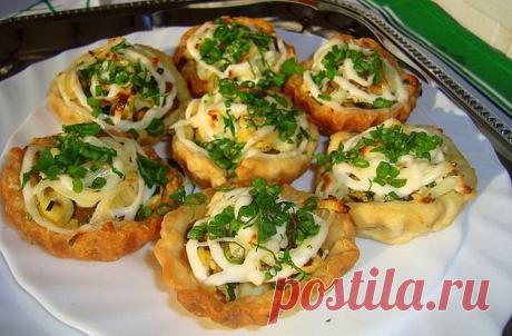 Корзиночки с сельдью

Такая закусочка с легкостью поглощается в первую очередь, это уже проверено. Делается очень просто!

Ингредиенты:

- готовые тартинки

Начинка:
- филе 1 селедки
- 1/2 пучка зеленого лука
- 30 г сыра
- укроп (несколько веточек)
- майонез