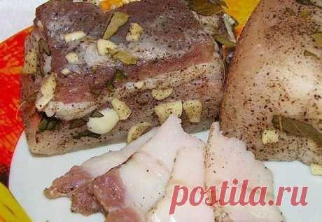 Самый правильный способ засолки сала: вкуснее не бывает
Как солить сало? Свиное сало является очень вкусным продуктом и отличным источником энергии за счет своей высокой калорийности. Как же вкусно приготовить сало в домашних условиях?
Шаги.
1. Для начала нужно выбрать правильное сало. Оно может быть однородным или иметь мясные прослойки. В любом случае, следует проверить продукт перед непосредственной засолкой. Качественное сало без труда прокалывается ножом и, следоват...