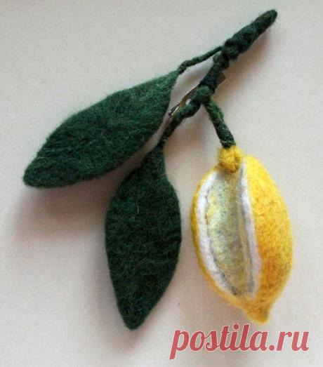 Брошь "Ветка лимона" из шерсти, не предназначена для крепления на легкие ткани (шелк, шифон и т. д., если только не будет использоваться зажим, который не портит легкие ткани, напр. на шарфике ). Крепление - булавкой. Не разлохматится со временем.