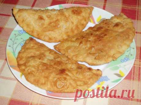 👌 Хрустящие чебуреки с мясом, рецепты с фото Чебурек, что в переводе означает «сырой пирог», является настоящей классикой кавказской кухни. Хрустящие сверху и очень сочные внутри — они покорили всех таким балансом текстур. Чт...