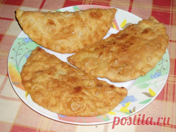 👌 Хрустящие чебуреки с мясом, рецепты с фото Чебурек, что в переводе означает «сырой пирог», является настоящей классикой кавказской кухни. Хрустящие сверху и очень сочные внутри — они покорили всех таким балансом текстур. Чт...