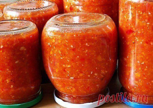 Аджика острая из кабачков.
Ингредиенты:- 5 кг кабачков- 200 гр чеснока- 1 кг сладкого красного перца (очень желательно крупных и сочных)- 500 грамм горького перца- 1 кг яблок- 1 кг моркови- 0,5 л растительного масла- 5 столовых ложки 6% уксуса- 3 пучка зелени (петрушка – 2, укроп -1)- 150-200 гр сахара- 100 гр соли
Приготовление:1. Очистить перец и чеснок, пропустить через мясорубку2. Помыть кабачки и пропустить через мясорубку (желательно пропустить полученную массу еще р...