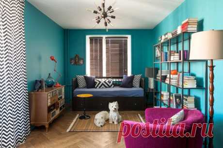 #bestof2015 Маленькая квартира рядом с проспектом Вернадского Стены насыщенного цвета, пестрые предметы мебели и изумрудный балкон в цвет сумки хозяйки – возможно, для кого-то мир и может быть серым, но только не для дизайнеров, которые оформили этот интерьер