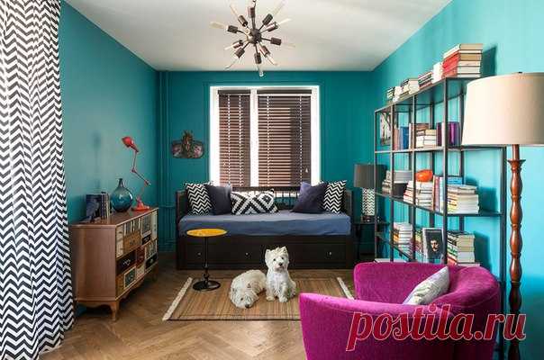 #bestof2015 Маленькая квартира рядом с проспектом Вернадского Стены насыщенного цвета, пестрые предметы мебели и изумрудный балкон в цвет сумки хозяйки – возможно, для кого-то мир и может быть серым, но только не для дизайнеров, которые оформили этот интерьер