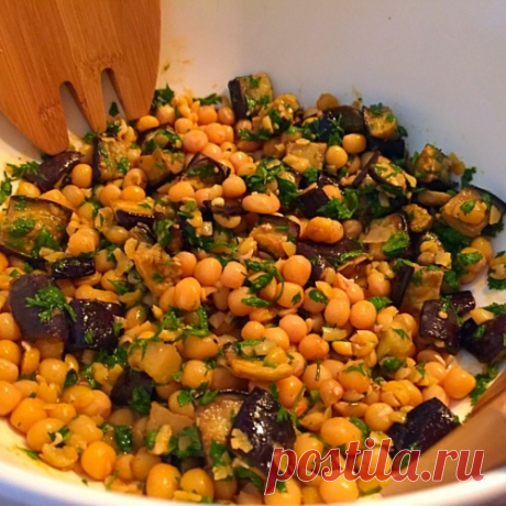 Салат из баклажанов и нута. С пикантной нотой