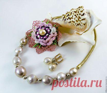 Купить Колье, серьги "Золотая пудра", барочный жемчуг, пирит - кремовый, розовый, барочный жемчуг
Колье на мягком золотистом шнуре и серьги с крупным розовым барочным жемчугом округлой формы (от 15х16 мм до 20х17 мм) и ронделей пирита с ювелирной огранкой. 
Комплект замечательно сочетается с теплыми свитерами и водолазками, длина колье позволит надеть его на свитер с толстым воротом. Украшение придаст яркий, шикарный акцент зимнему гардеробу.