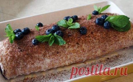 Нежный рулет со сметанным кремом и ягодками / Вкусные привычки
