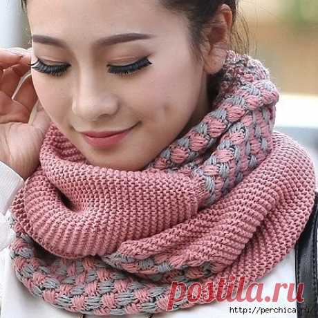 Снуд (в русском языке также встречается название «шарф-хомут») – одна из самых интересных вещей женского гардероба! Можно надеть самую неприметную блузочку или кофточку, но если красиво украсить её шарфом, наряд приобретет новое звучание и станет стильным, эффектным и выразительным. Универсальность снуда позволила стать ему фаворитом сезона, и уже далеко не первого! Шарф-хомут удобен в холодное время. Он укроет от порывов внезапного ветра и удачно сочетается с верхней одеж...