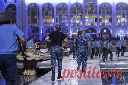 В Киргизии прошли массовые задержания по делу о госперевороте. Государственный комитет национальной безопасности (ГКНБ) Киргизии провел массовые задержания по делу о государственном перевороте. Как сообщили в ГКНБ, в ходе расследования дела об организации госпереворота генеральным директором компании KG Group Имамидином Ташовым установлены десятки подозреваемых по всей стране.