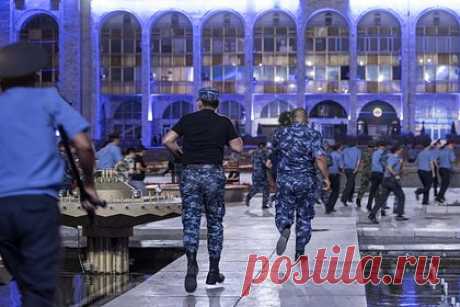 В Киргизии прошли массовые задержания по делу о госперевороте. Государственный комитет национальной безопасности (ГКНБ) Киргизии провел массовые задержания по делу о государственном перевороте. Как сообщили в ГКНБ, в ходе расследования дела об организации госпереворота генеральным директором компании KG Group Имамидином Ташовым установлены десятки подозреваемых по всей стране.