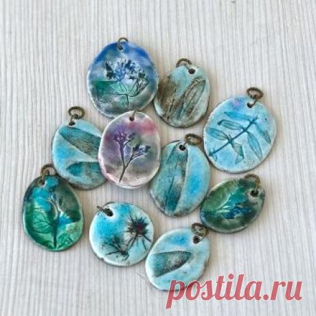 Прелестные Кулончик завтра поедут со мной на @dunyashamarket. Жду вас завтра и послезавтра на Артплей с 12 до 20, место 56❤#дуняшамаркет. #viktorydecor_for_sale В наличии 650р за кулон. (В комплекте шнурок).