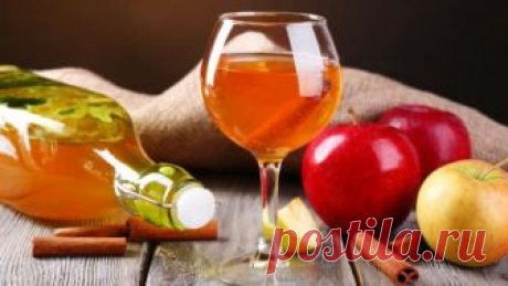 Домашнее вино из яблок на Gastronom.ru Сделать яблочное вино в домашних условиях проще, чем кажется на первый взгляд. Когда же заняться его приготовлением, как не сейчас, в самый сезон? Самое вкусное вино получится из спелых и максимально сочных яблок.