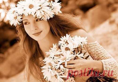 Притча
Ах, Любовь! Я так мечтаю быть такой же, как и ты! – Восхищённо повторяла Влюбленность. - Ты намного сильнее меня.
- А ты знаешь, в чём моя сила? – Спросила Любовь, задумчиво качая головой.
- Потому что ты важнее для людей.
- Нет, моя… Еще