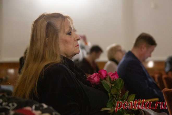 МИР24 | Со Светланой Светличной простились в Москве: в последний путь ее проводили аплодисментами