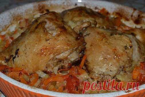 Сочная курочка на овощной подушке к семейному ужину 


Вкусно и сытно!









Ингредиенты:
3 курин. бедрышка300г капусты2 головки лука2 морковки1 помидор1 болгар. перец2-3 зубчика чеснока4-5 ст.л. майонезасоль, перецзелень
Приготовление:
Бедрышки сол…