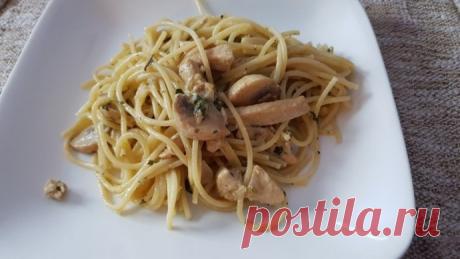 ​Спагетти с курицей и грибами в сливочном соусе Ингредиенты:Куриная грудка &mdash; 300 гШампиньоны &mdash; 200 г&nbsp;Лук репчатый &mdash; 1 шт.&nbsp;Сливки молочные &mdash; 250 мл&nbsp;Спагетти &mdash; 300 г&nbsp;Петрушка &mdash; 10 г&nbsp;Масло растительное &mdash; 2 ст. л.&nbsp;Сыр твердый &mdash; по желаниюПриготовление:1. Филе...