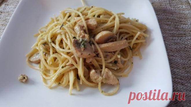 ​Спагетти с курицей и грибами в сливочном соусе Ингредиенты:Куриная грудка — 300 гШампиньоны — 200 г Лук репчатый — 1 шт. Сливки молочные — 250 мл Спагетти — 300 г Петрушка — 10 г Масло растительное — 2 ст. л. Сыр твердый — по желаниюПриготовление:1. Филе...