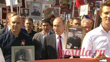Владимир Путин прошел в рядах «Бессмертного полка» с портретом отца в руках — Новые Известия