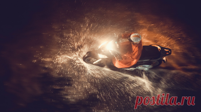 Вспомните себя в напряженной ситуации. Ставки высоки, надо «выдать» максимум — и вдруг предательски дрожит голос, вы забываете речь и… «Шеф, все пропало!» Психологическое напряжение — враг успеха. Оказывается, чем важнее для нас результат, тем выше шанс ударить в грязь лицом. Это доказало исследование 12 000 человек. Оно же дает ключ к тому, чтобы трансформировать свое беспокойство в силу. Книга «Под давлением» ( — простой самоучитель по борьбе с напряжением. Внутри — 22 приема, которые можно…