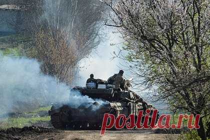 Стало известно о боях за железнодорожный узел в Артемовске. В Артемовске идут бои за основной железнодорожный узел города, рассказал боец частной военной компании (ЧВК) «Вагнер». По его словам, узел расположен на западе города. «Они переместились в сторону железной дороги. Оттягиваются. Они бегут, а мы их догоняем», — пояснил военный.