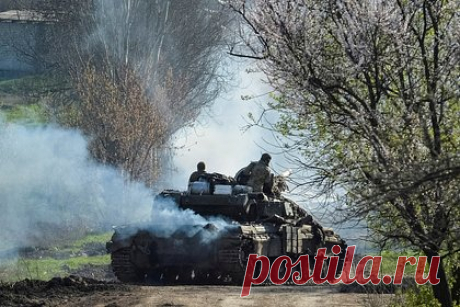 Стало известно о боях за железнодорожный узел в Артемовске. В Артемовске идут бои за основной железнодорожный узел города, рассказал боец частной военной компании (ЧВК) «Вагнер». По его словам, узел расположен на западе города. «Они переместились в сторону железной дороги. Оттягиваются. Они бегут, а мы их догоняем», — пояснил военный.