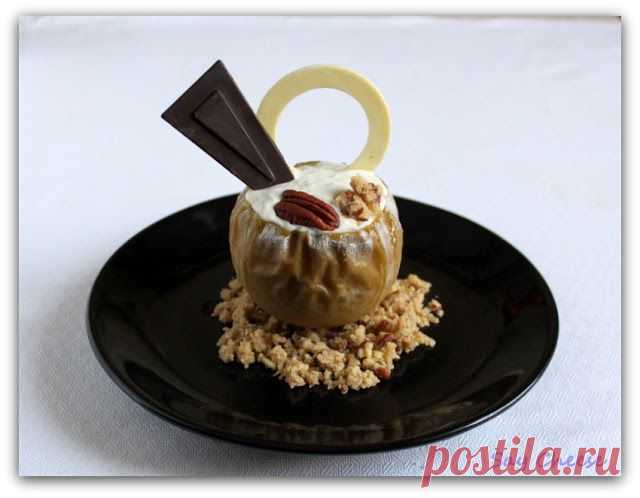 Say Cheese: Печеное яблоко с кремом из голубого сыра и крамблом из ореха пекан