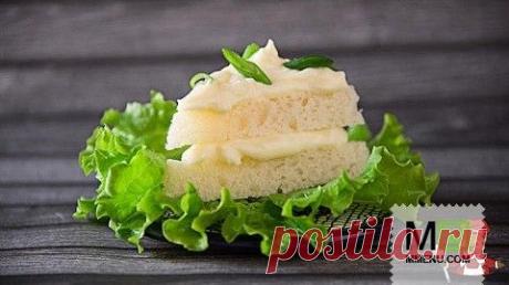 Плавленый сыр Сливочный - кулинарный рецепт. Миллион Меню

творог 380 г
сливки  жирн 100 г
масло слив 50 г
яйцo 1 шт.
соль 1 ч. л
сода 0.5 ч. л
хлеб пш. 10 ломтиков
зелень .