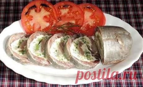 Вкуснейшая супер закуска из сельди - У нас так Основные ингредиенты: сельдь, сыр Ингредиенты: сельдь с/с 1 шт., огурец 1-2 шт. мягкий сливочный сыр 100 гр. Способ приготовления: Шаг 1 У рыбы отрезаем голову, убираем внутренности, кости...