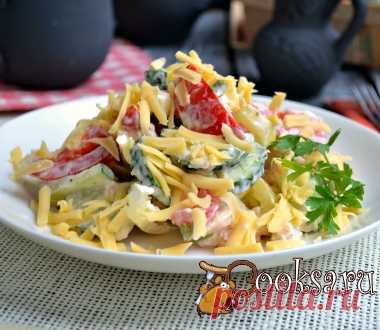 Салат из свежих овощей с курицей и сыром 