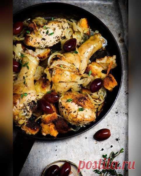 Курица запечённая с хлебомДелюсь одним из самых вкусных рецептов курицы, что мне встречался за последнее время. Все очень просто, курица, лук, чеснок, оливковое масло и ароматная душица. Фишка в кубиках хлеба, на подушке из которых курица запекается в духовке. Пропитанные соком, румяные, они невероятно вкусные просто! И лук, который лежит поверх курицы почему-то со вкусом шашлыка))).Ингредиенты:— Курица 1 шт— Хлеб пшеничный 400 грамм...